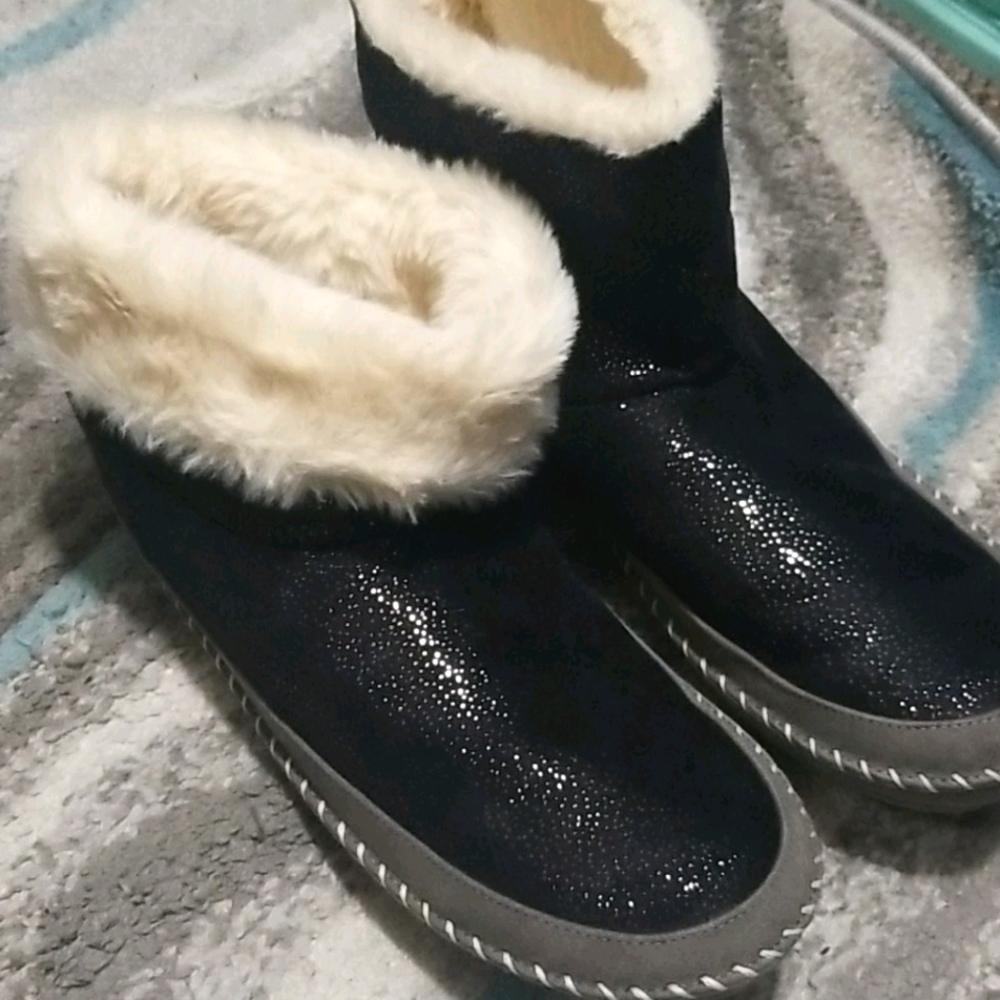 Size 8 Good used condition slippers